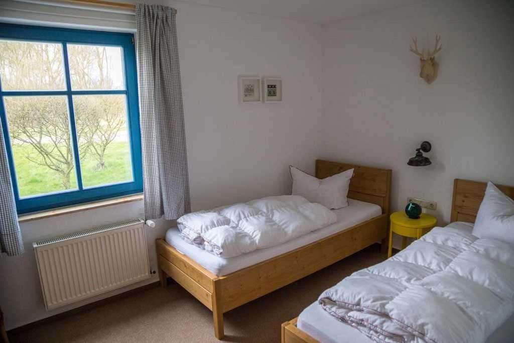 Komfortables Reetdachferienhaus Hasel 1 Puddemin エクステリア 写真