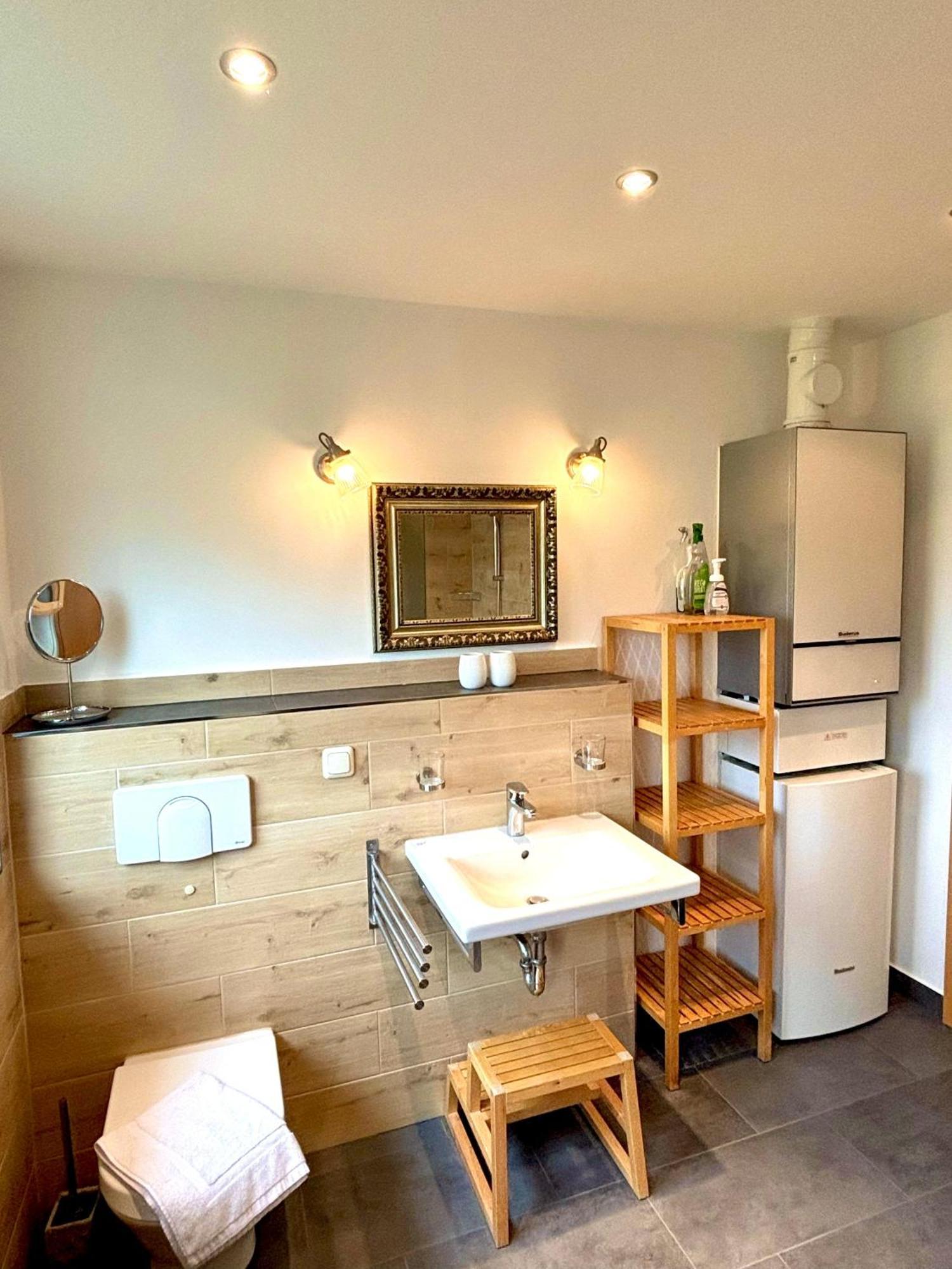 Komfortables Reetdachferienhaus Hasel 1 Puddemin エクステリア 写真