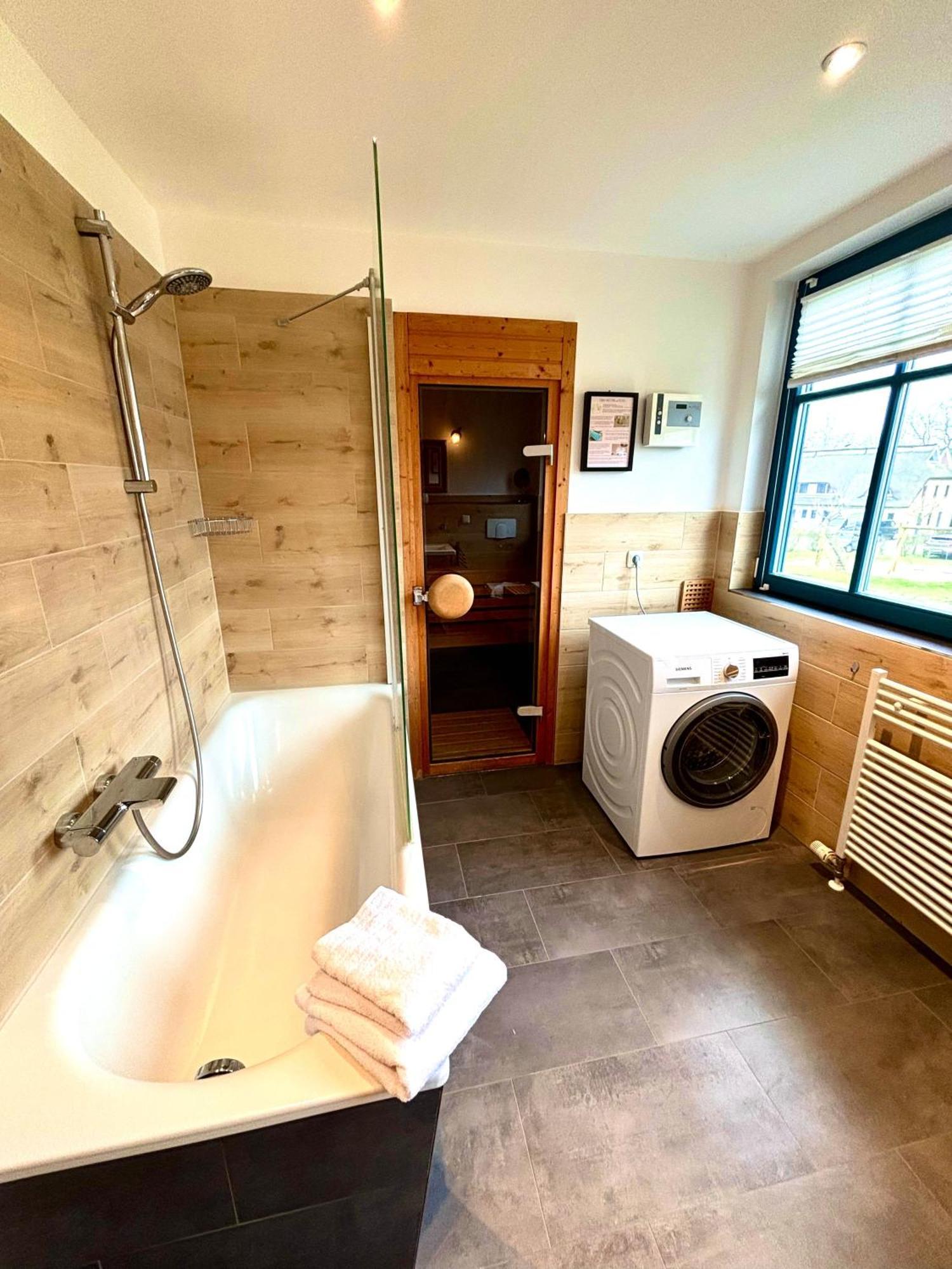 Komfortables Reetdachferienhaus Hasel 1 Puddemin エクステリア 写真