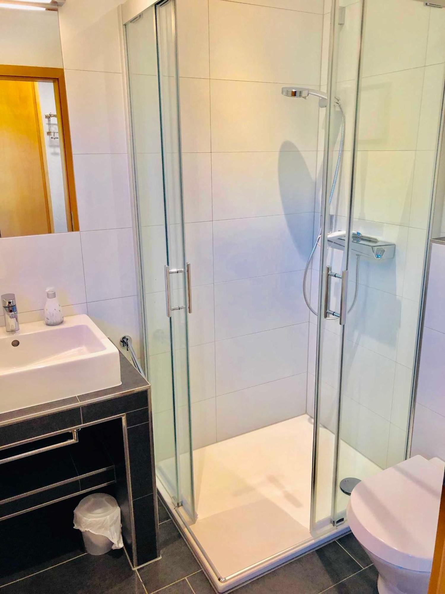 Komfortables Reetdachferienhaus Hasel 1 Puddemin エクステリア 写真