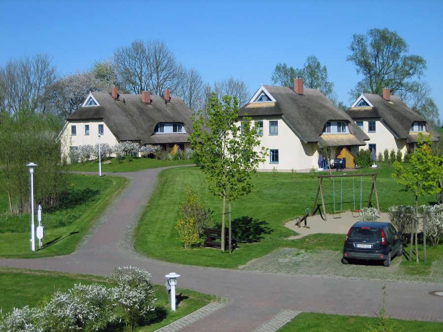Komfortables Reetdachferienhaus Hasel 1 Puddemin エクステリア 写真