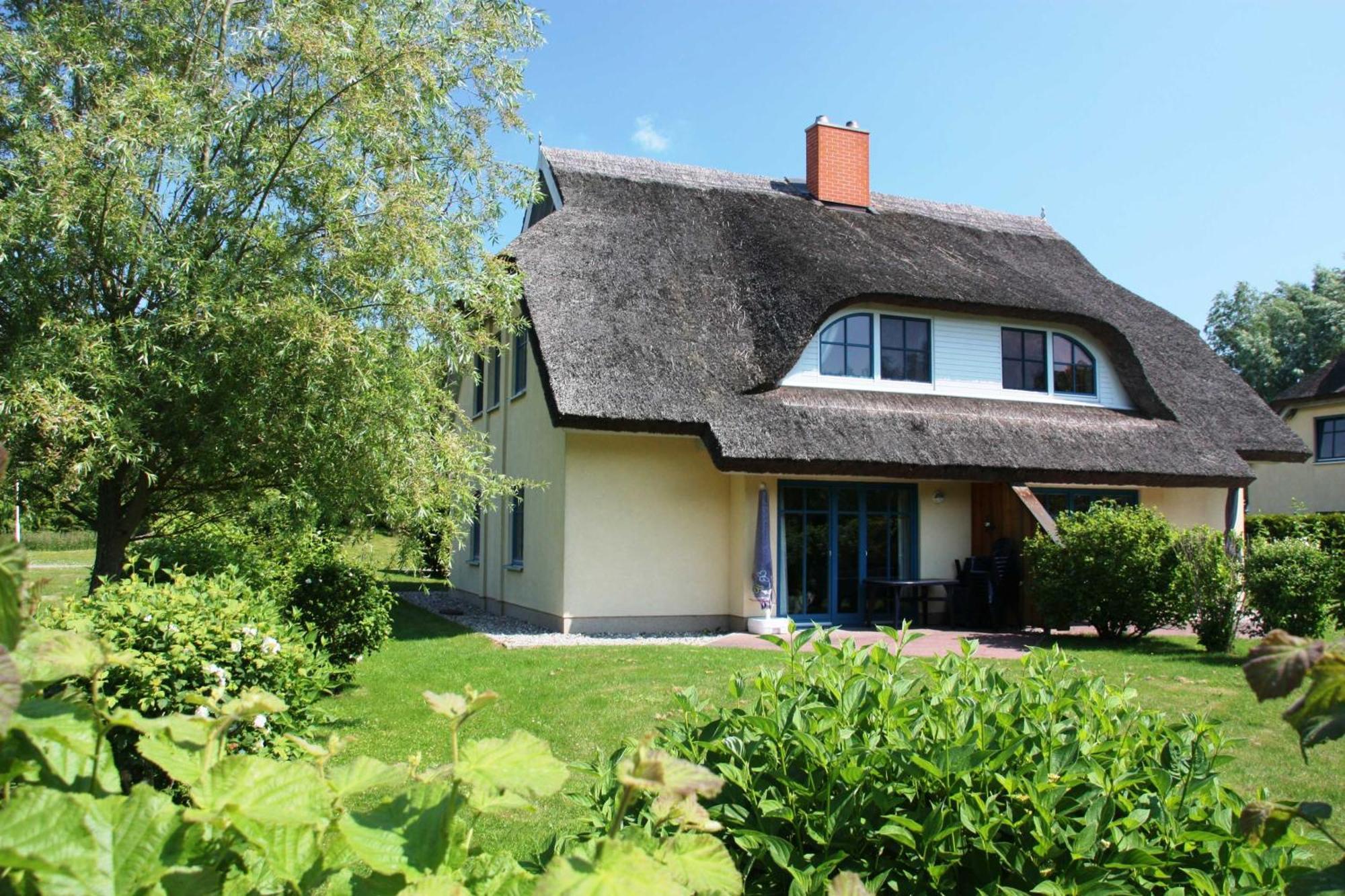 Komfortables Reetdachferienhaus Hasel 1 Puddemin エクステリア 写真