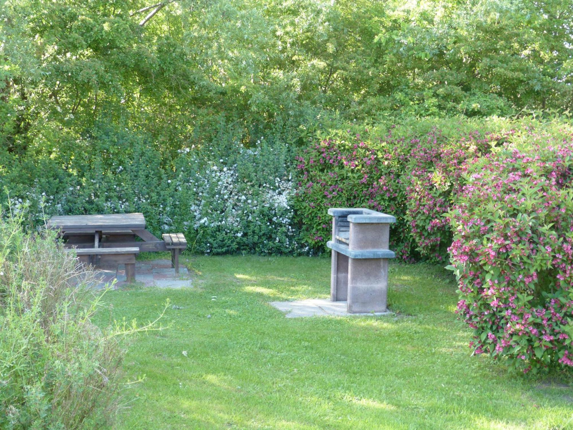 Komfortables Reetdachferienhaus Hasel 1 Puddemin エクステリア 写真